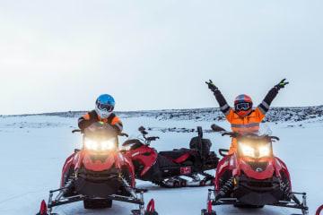 Schneemobil-Tour am Langjökull-Gletscher für 2 Personen thumbnail