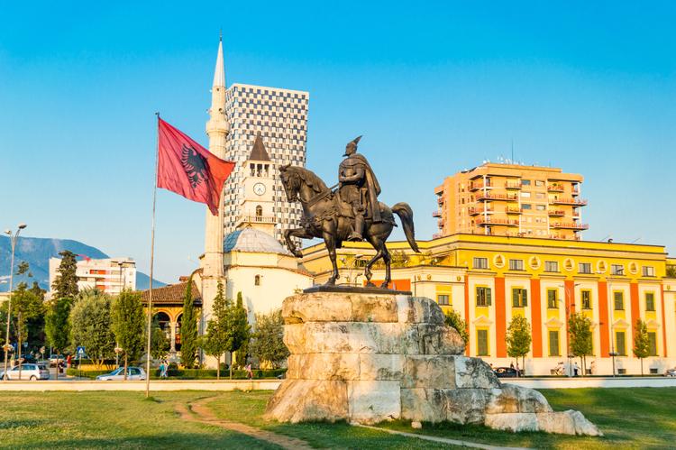 Skanderbeg-Platz: Im Herzen Tiranas! 