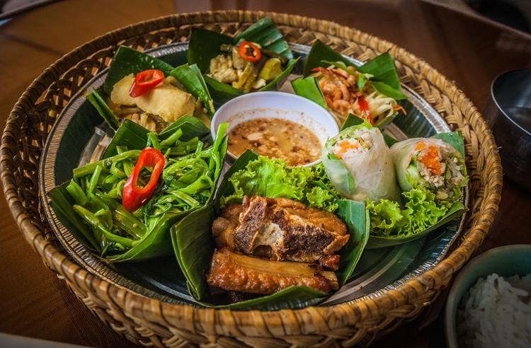 Köstlich: Khmer Foods at Home 