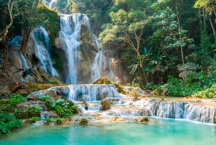 Leuchtend Türkis: Kuang Si Wasserfall