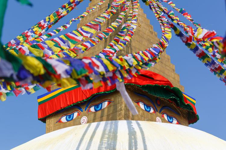 Wachsame Blicke: Funkelnde Stupas