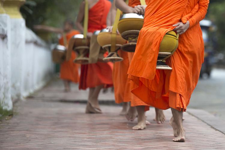 Stilles Ritual: Klebreisspenden für singende Mönche