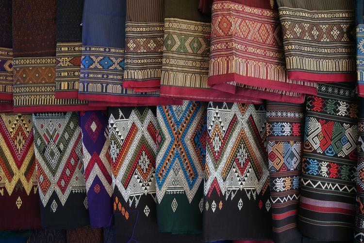 All Ethno: Seidig-glänzende Sarongs auf Vientianes Märkten