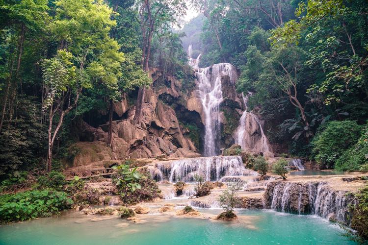 Rauschende Kaskaden: Kuang Si Wasserfall