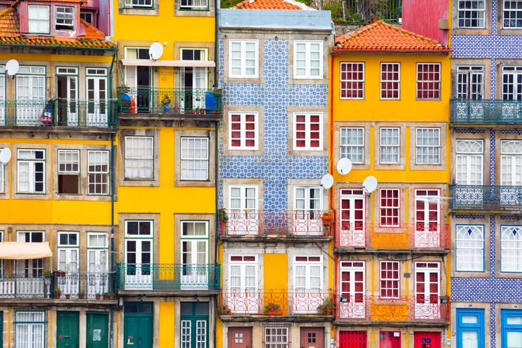 Jetzt wird's bunt: Portos Altstadt