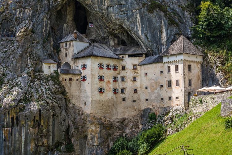 Sloweniens Höhlen-Burg: Ritter für einen Tag