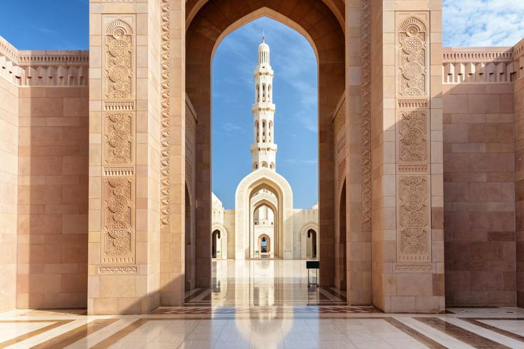 Hallende Schritte in prunkvoller Moschee
