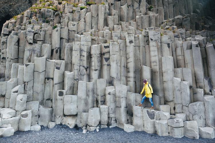 Reynisfjara: Balance zwischen Basaltsäulen