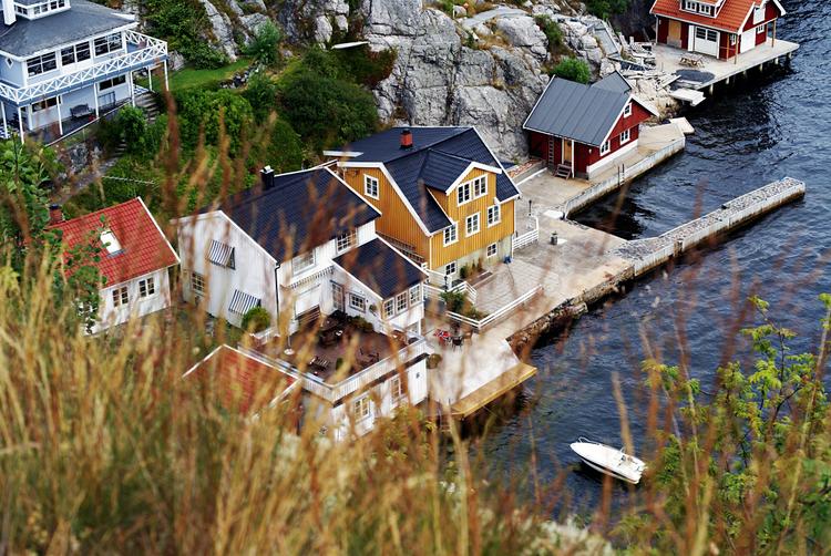 Typisk Norge: Holzhütten am Fjord