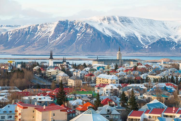 Reykjavik: Bunte Häuser in rauer Natur
