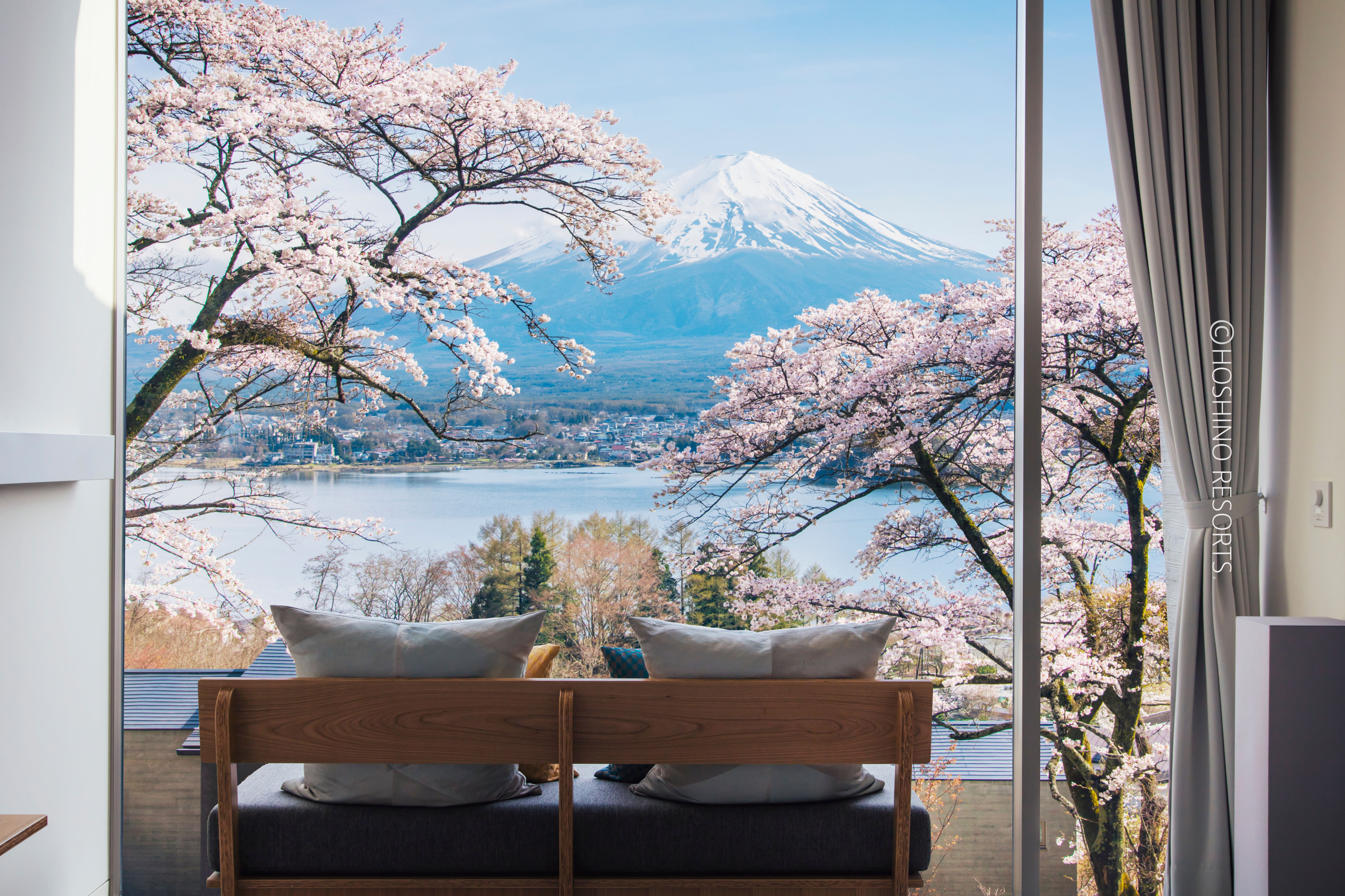 Фудзияма каталог. HOSHINOYA Fuji. Отель на горы Фудзияма. Вид из окна на горы. Вид из окна Япония.