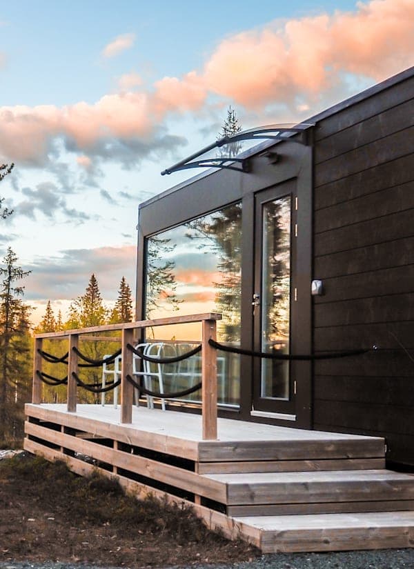 Finland roadtrip: glazen villa onder de middernachtzon