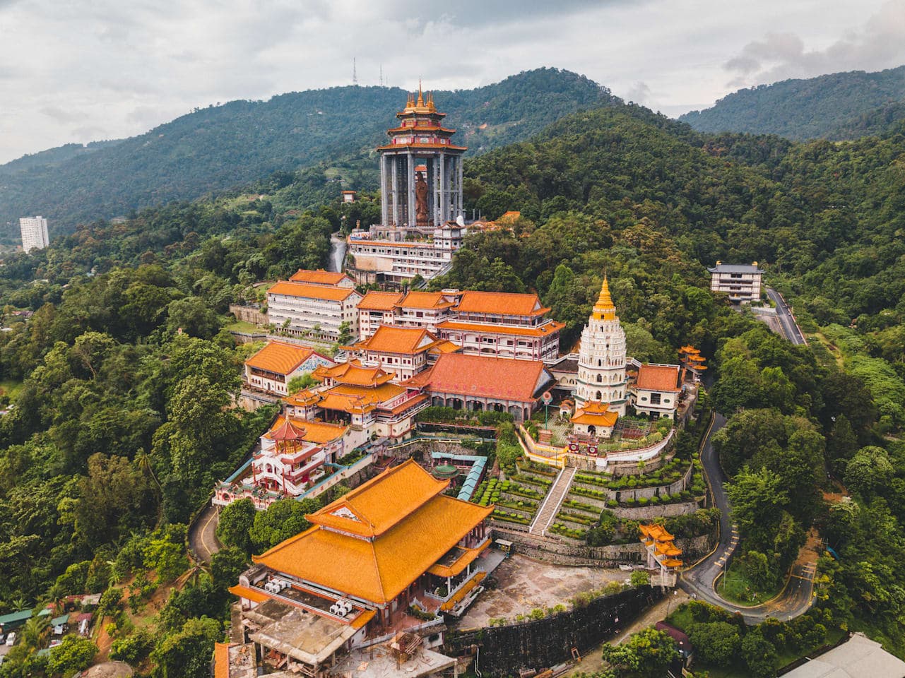 Tour zum Penang Hill, Lok Si Tempel & Chayamangkalaram Tempel thumbnail