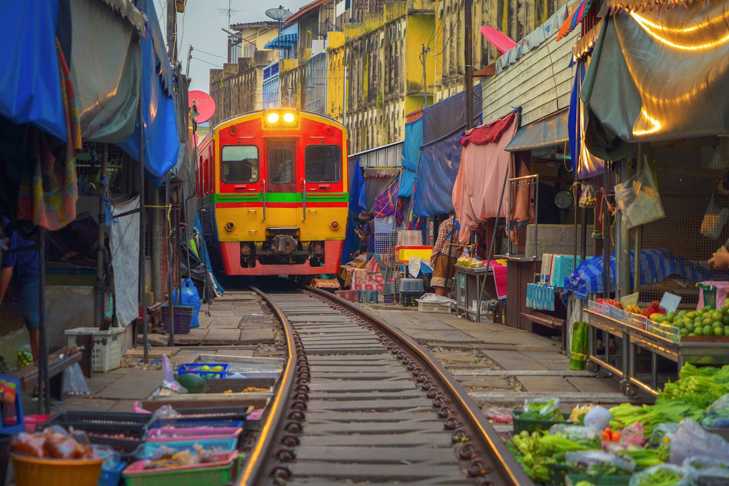 Ganztägige Tour zum Mae Klong Zugmarkt & Damnoen Saduak Markt thumbnail