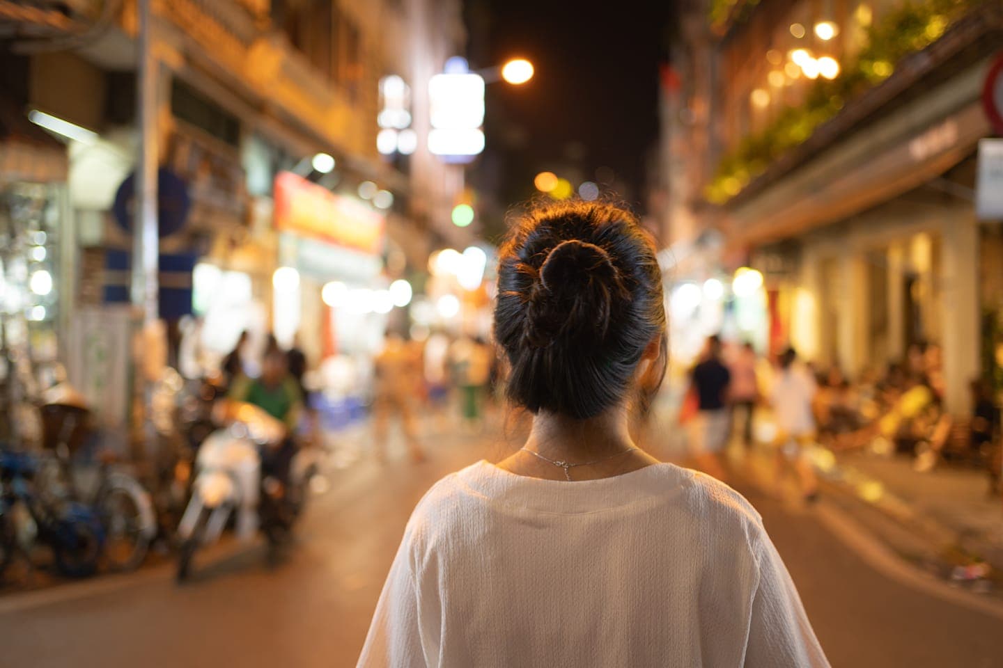 Vespa & Streetfood-Tour by Night durch Hanoi thumbnail