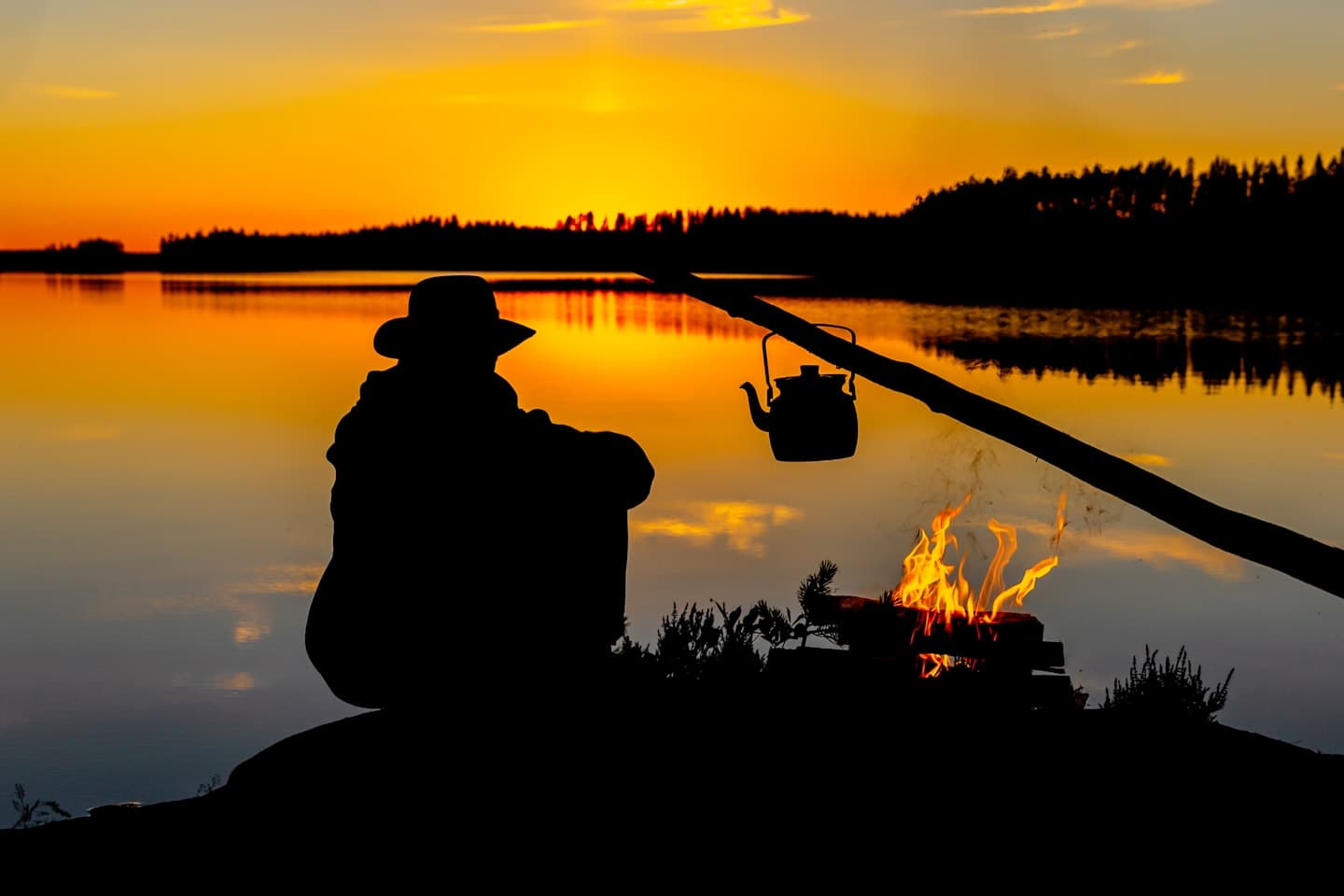 Lagerfeuer unter der Mitternachtssonne thumbnail