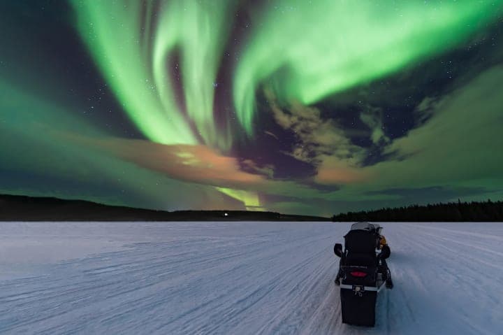 Per sneeuwscooter op noorderlichtjacht (alleengebruik) thumbnail