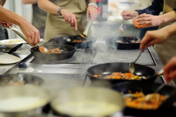 Paella-Kochkurs & Marktbesuch in Barcelona thumbnail