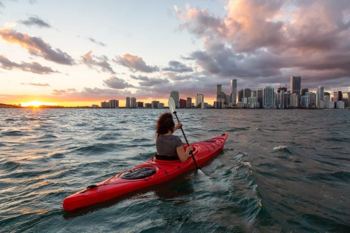 Nachtelijke paddleboard- of kajaktocht door Miami thumbnail